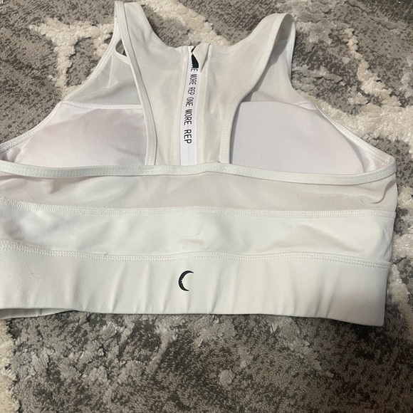 Zyia lot Gray Ombre Leggings, black leggings, and white sports bra - Picture 8 of 9